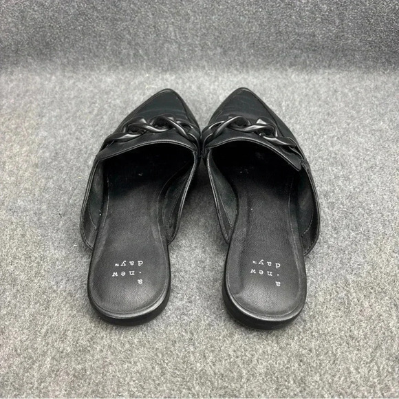 A New Day Women's Amber Slip-On Mule Flats Loafer Black Chain Size 7.5 EUC - Picture 6 of 8
